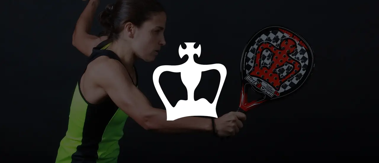 Jugadora de pádel con pala Black Crown